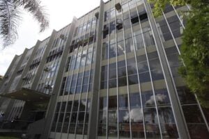 Fachada frontal da Prefeitura de Ponta Grossa, para ilustrar matéria sobre suspensão do contrato da merenda escolar