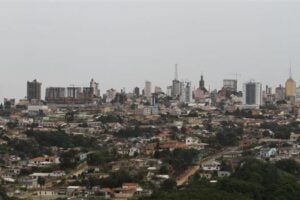 Foto panorâmica da cidade em tempo nublado ilustra a Previsão do tempo em PG.