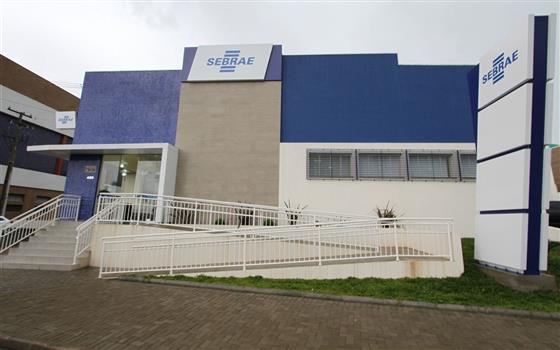 Fachada do Sebrae em PG, que receberá evento de empregabilidade industrial e produtividade da FIEP.