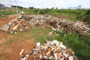 Terreno abandonado do parque de confecções ilustra limpeza de terrenos