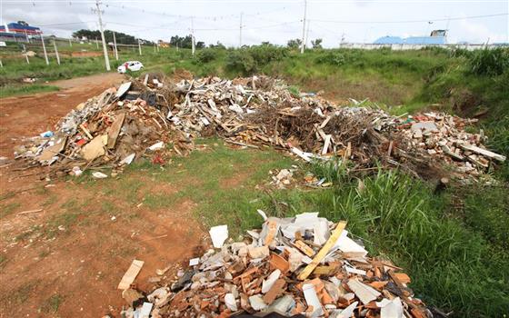 Terreno abandonado do parque de confecções ilustra limpeza de terrenos