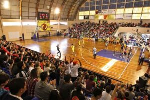 Foto panorâmica de partida de basquete no Ginásio Borell du Vernay, em Ponta Grossa
