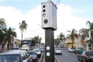 Radar ilustrai infrações de trânsito.