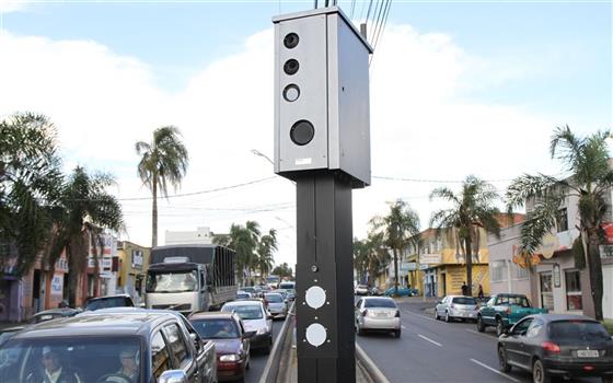 Radar ilustrai infrações de trânsito.
