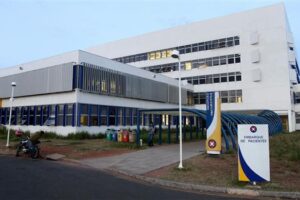 Foto da fachada do Hospital Universitário Regional dos Campos Gerais, em Ponta Grossa