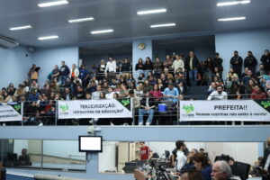Público acompanhando a votação da Câmara Municipal de Ponta Grossa