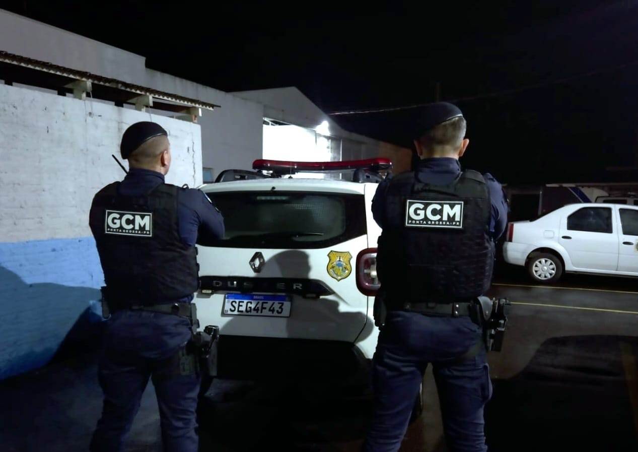 Viatura e dois guardas municipais de Ponta Grossa