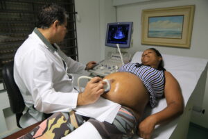 Gestante passando por ultrassom