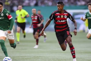 Gustavo Gómez, do Palmeiras, e Bruno Henrique, do Flamengo, em disputa de bola
