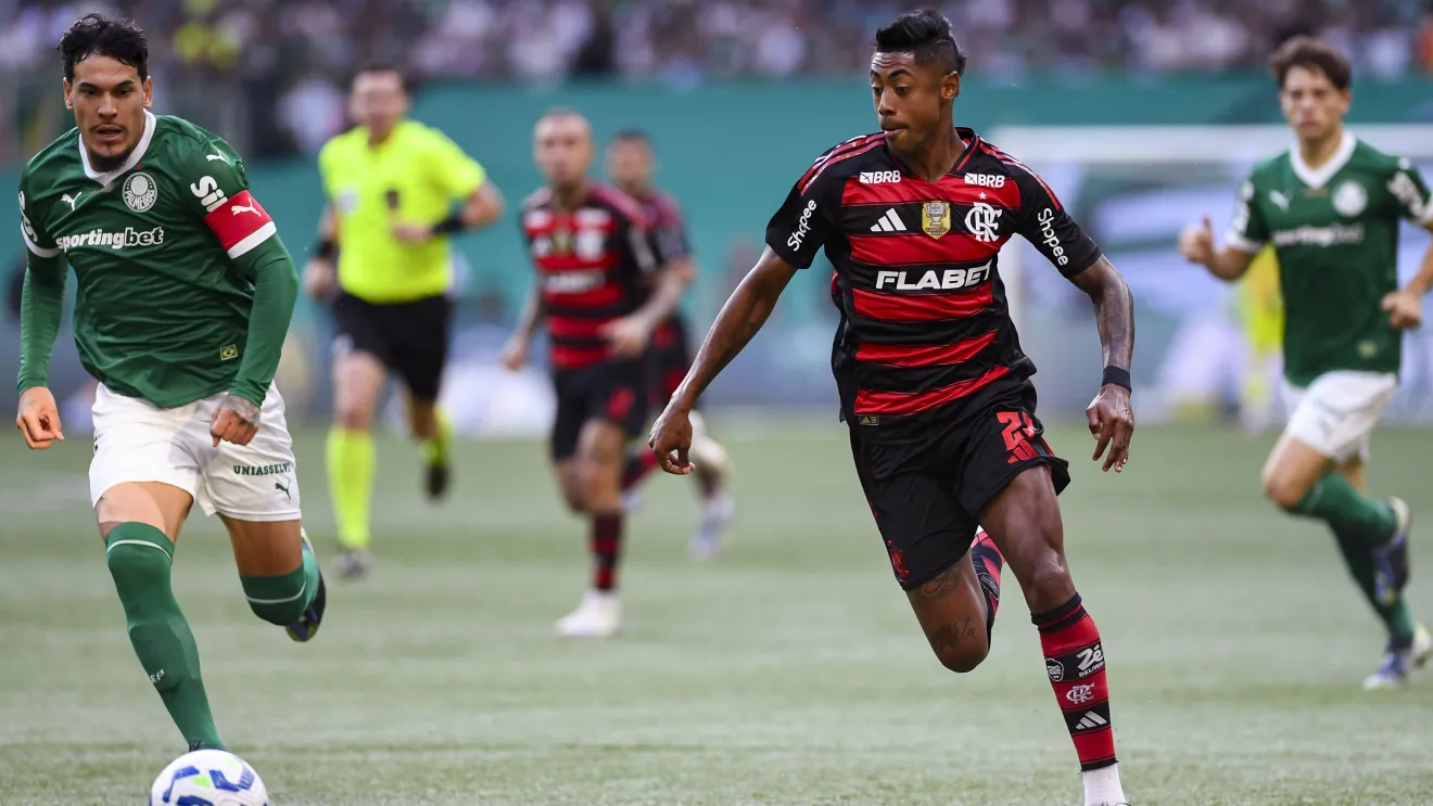 Gustavo Gómez, do Palmeiras, e Bruno Henrique, do Flamengo, em disputa de bola