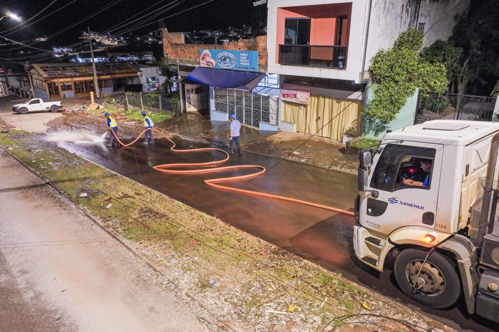 Caminhões hidrojatos atuando na limpeza de Rio Bonito do Iguaçu