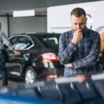 visão de um homem escolhendo um carro