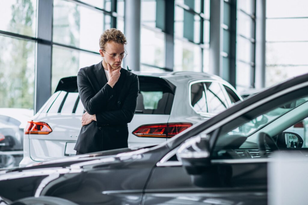 visão de um homem pensando na compra do carro