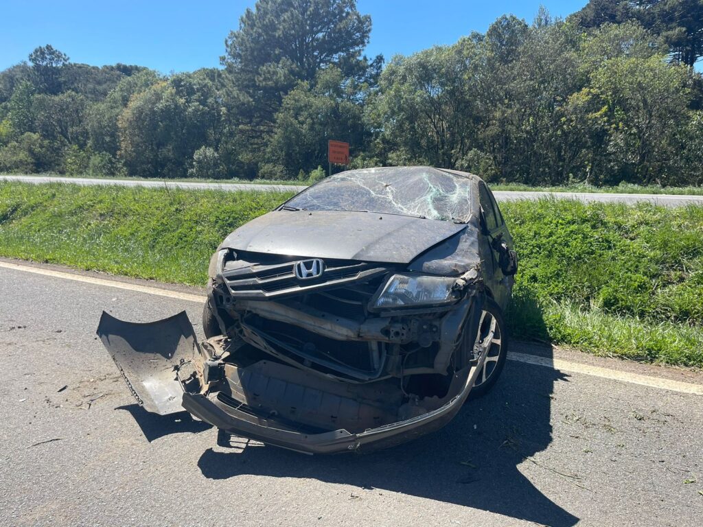 foto do carro de Faynara Merege após acidente na PR-151