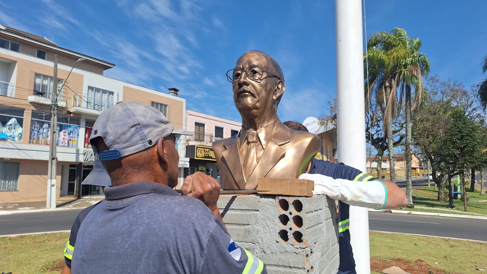Operário instala busto em rotatória de PG