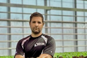 Renato Zardo, agricultor nos EUA, em plantação hidropônica.