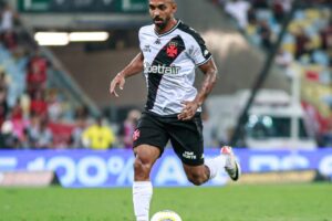 PH, ex-Operário, vestindo camisa do Vasco.