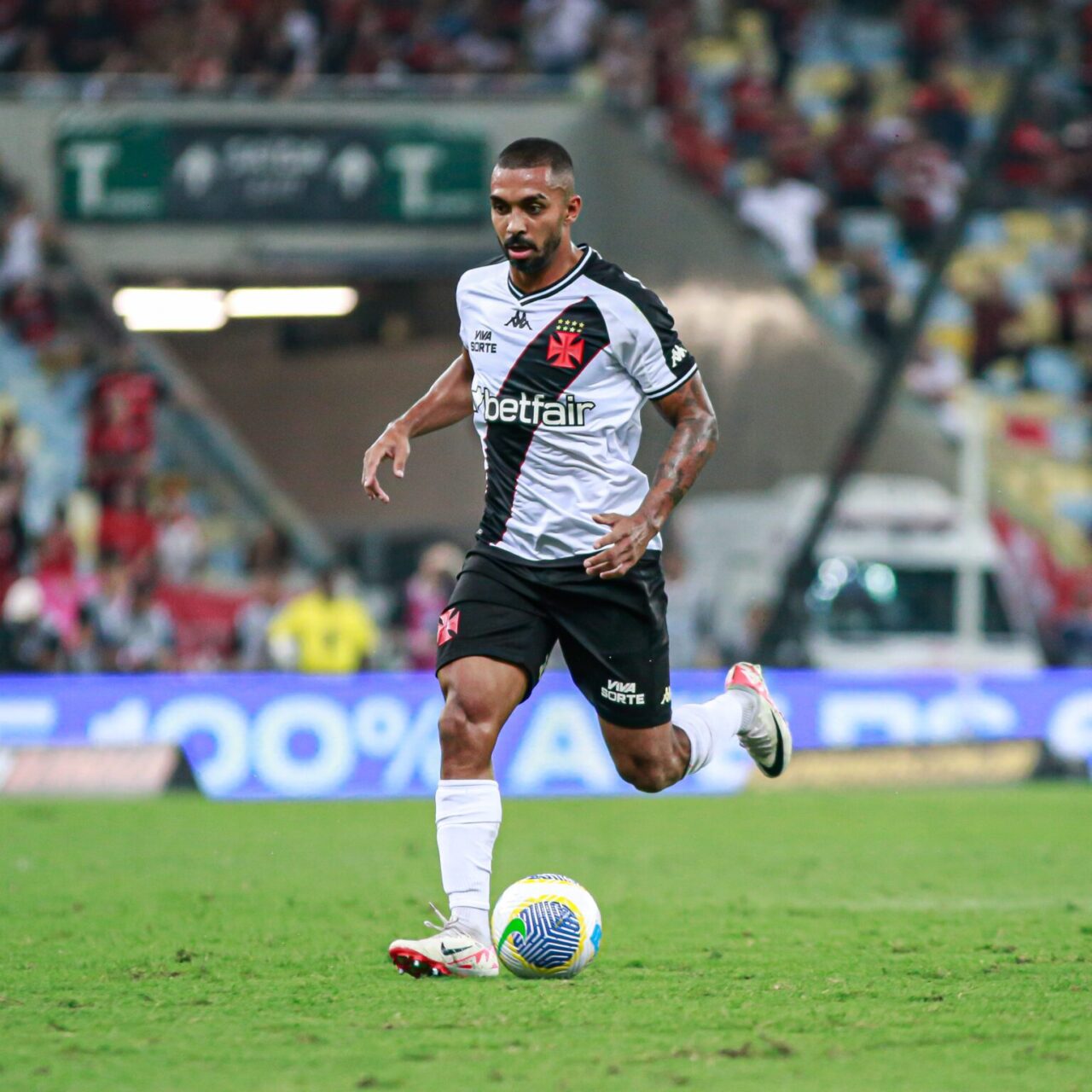 PH, ex-Operário, vestindo camisa do Vasco.