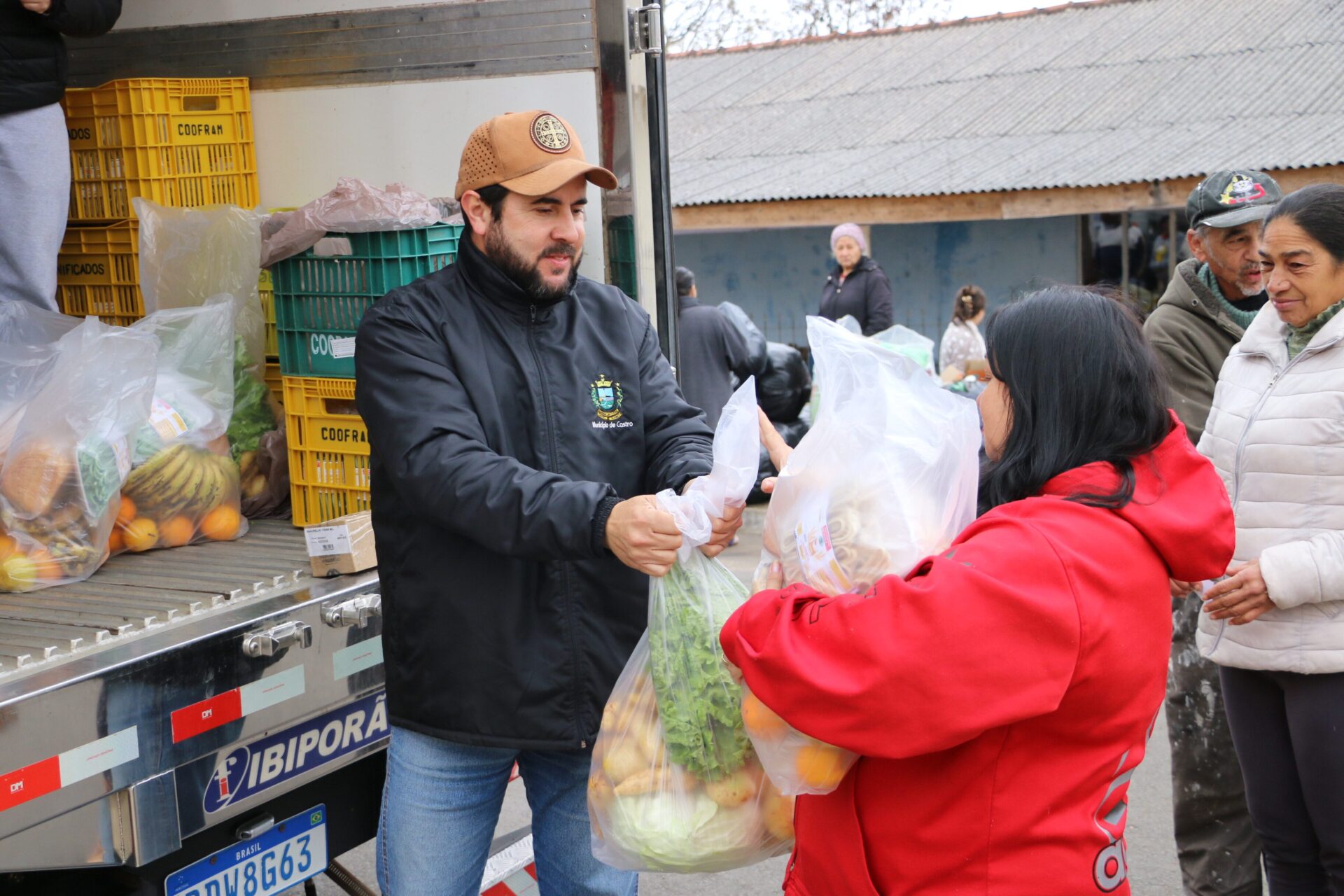 Colaborador do feira mais deixa alimentos com moradora