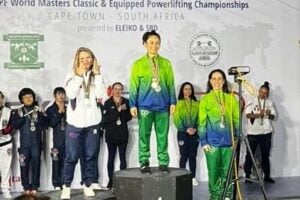 Atleta do Powerlifting de PG em primeiro lugar no pódio