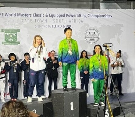 Atleta do Powerlifting de PG em primeiro lugar no pódio