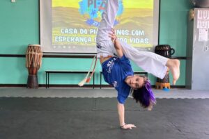 'Boo da Capoeira' executando movimento da arte marcial em academia