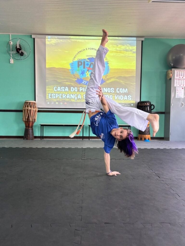 'Boo da Capoeira' executando movimento da arte marcial em academia