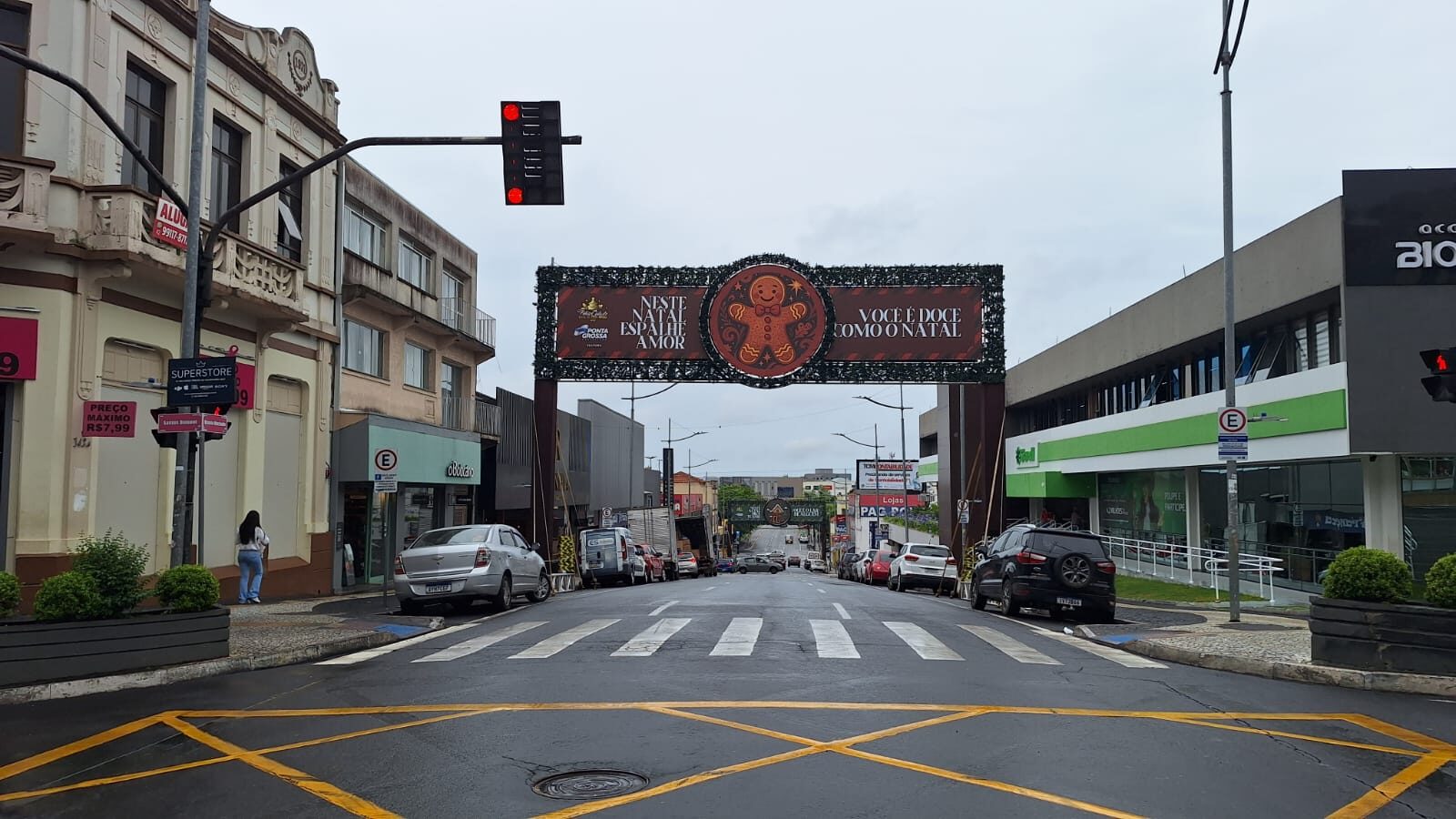 Decoração de Natal começa a ser instalada em PG