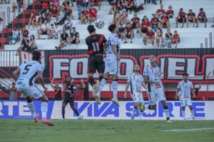 Jogador do Atlético e do Operário disputam bola