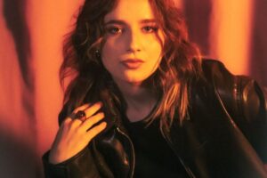Cantora Giana Althaus em retrato posado.