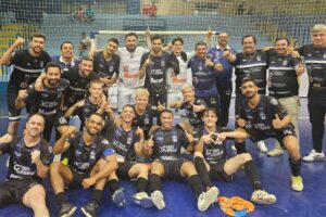 ACGF Ponta Grossa posa para foto coletiva após vencer Foz Futsal por 6 a 3