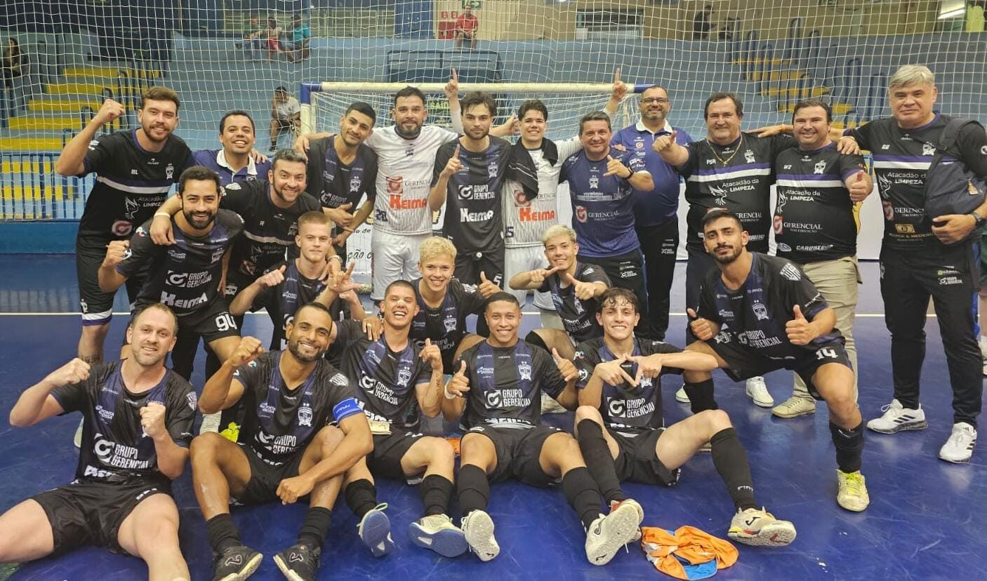 ACGF Ponta Grossa posa para foto coletiva após vencer Foz Futsal por 6 a 3