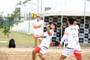 Jogadores de Futevôlei na areia