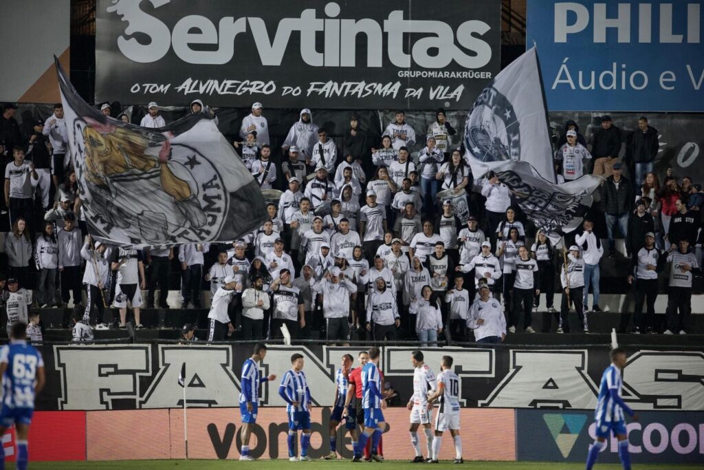 Torcida do Operário no Estádio Germano Krüger.