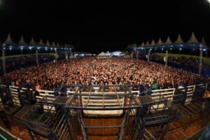 Foto de edições anteriores da Pirai Rodeo Fest mostra público de espetáculo no evento