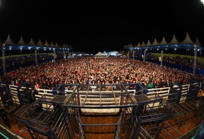 Foto de edições anteriores da Pirai Rodeo Fest mostra público de espetáculo no evento