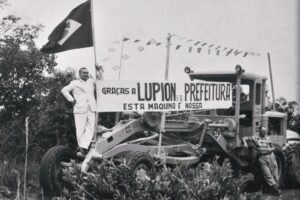 Prefeito Tidoca, da Jaguariaíva, com motoniveladora.