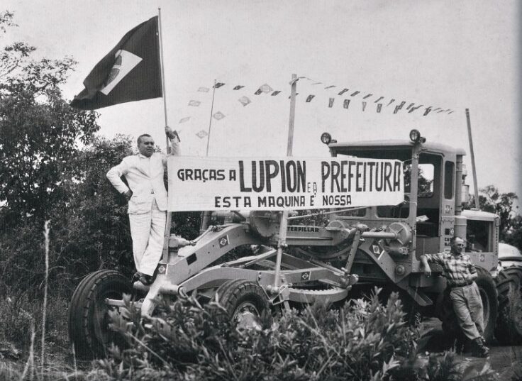 Prefeito Tidoca, da Jaguariaíva, com motoniveladora.