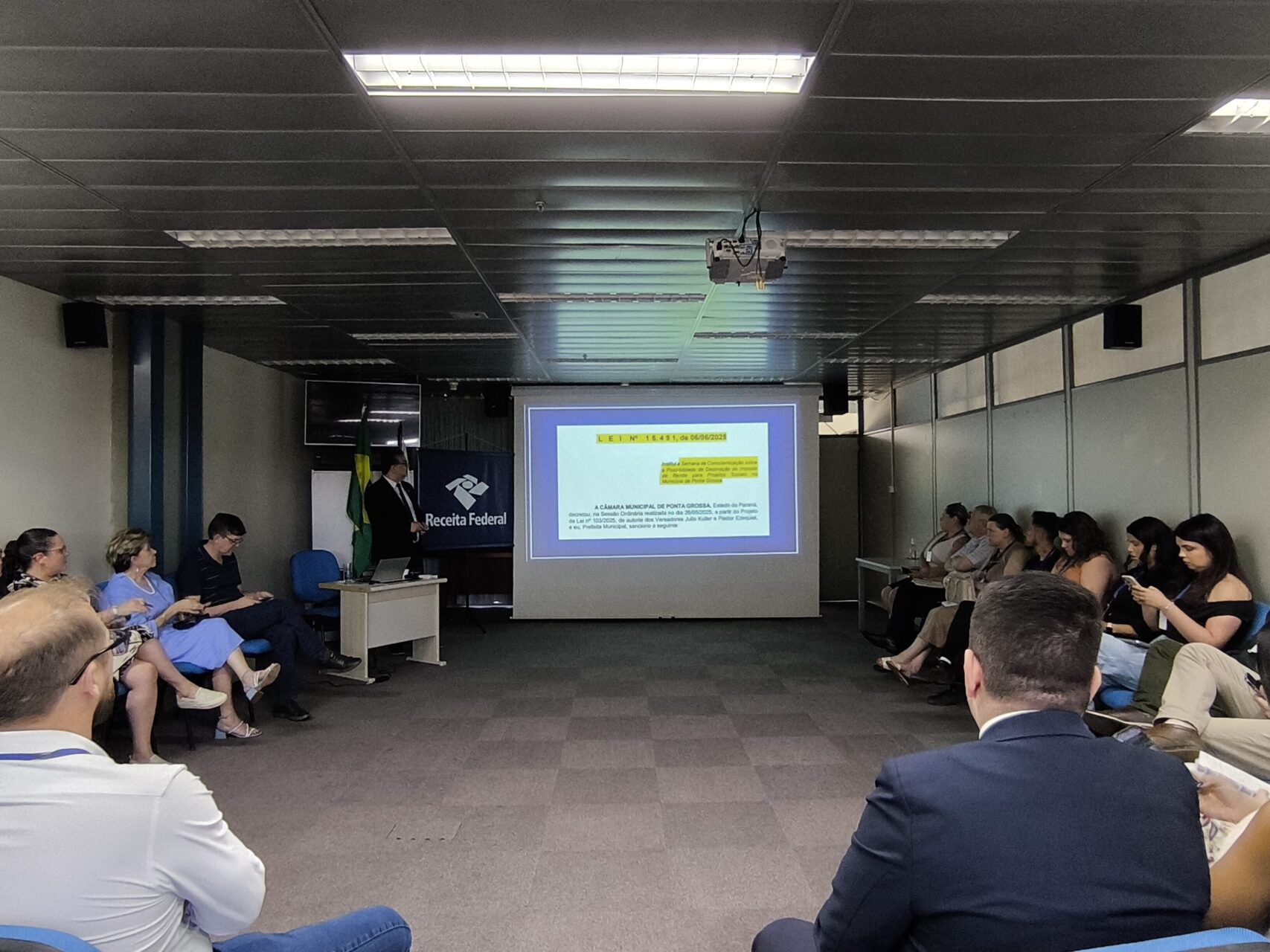 Reunião de comitê da Receita Federal em PG