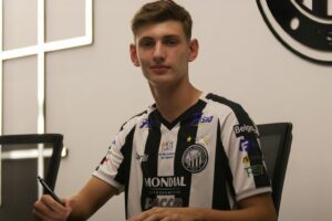 Germano fecha contrato com o Operário aos 16 anos