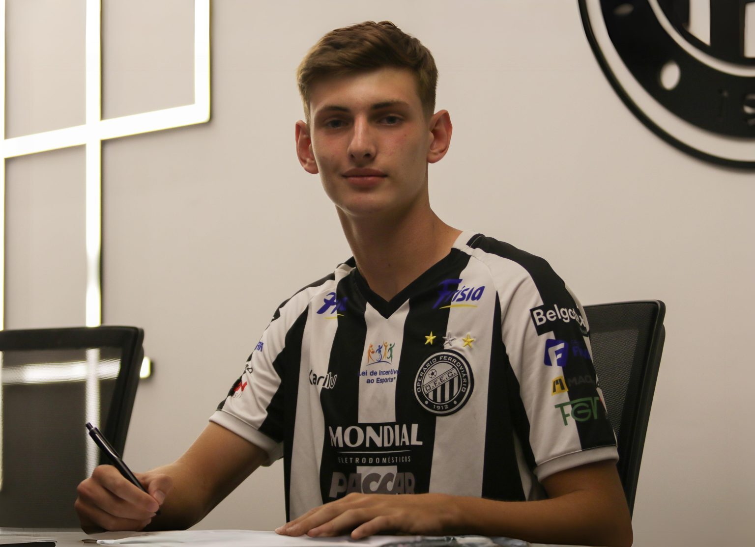 Germano fecha contrato com o Operário aos 16 anos