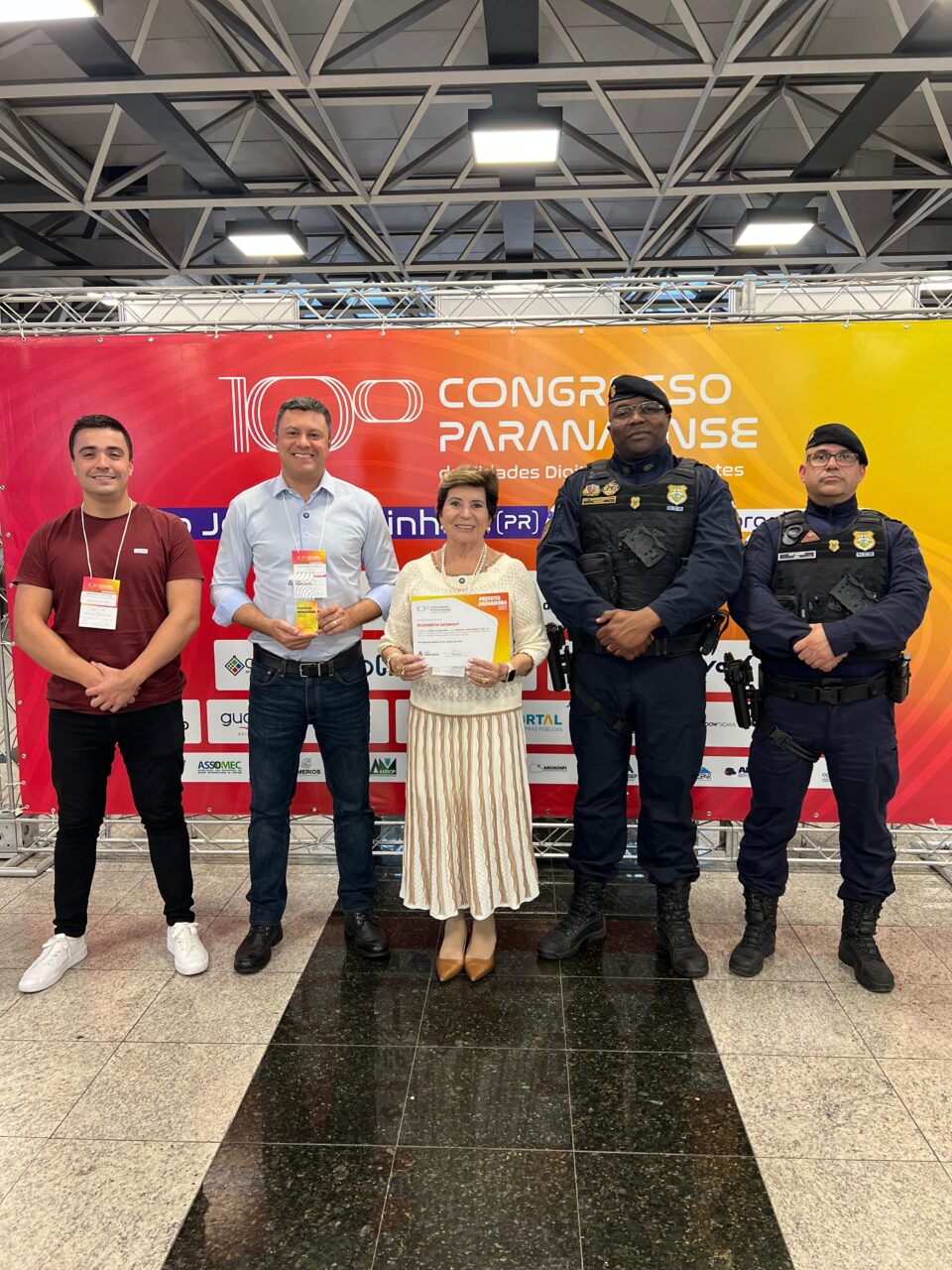 Prefeita Elizabeth com outras autoridades em prêmio em São José dos Pinhais
