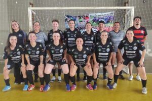 Atletas do Contorno Futsal Feminino posam para foto vitoriosa em Tibagi.