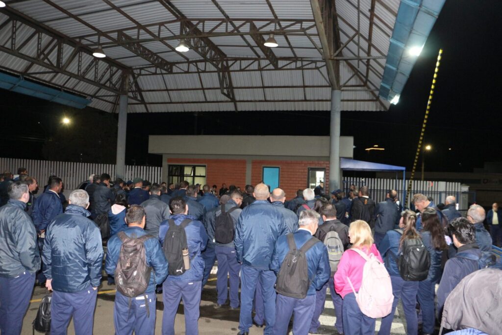 Trabalhadores da VCG se mobilizaram na garagem da empresa antes do expediente