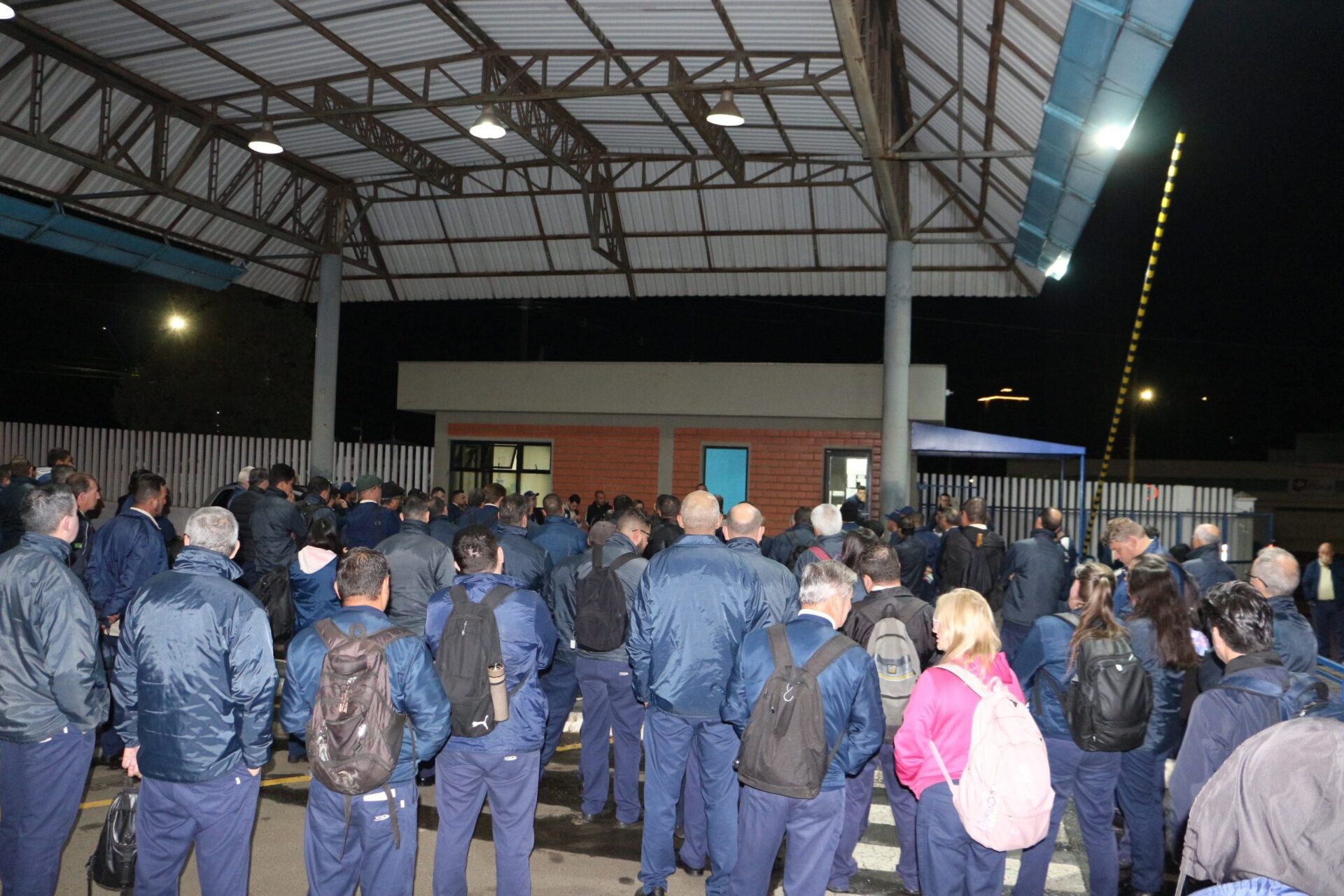 Trabalhadores da VCG se mobilizaram na garagem da empresa antes do expediente