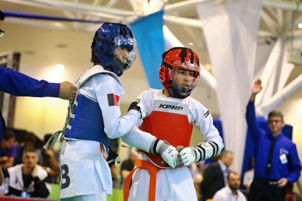 Lutadores de taekwondo em disputa pelo Campeonato Brasileiro