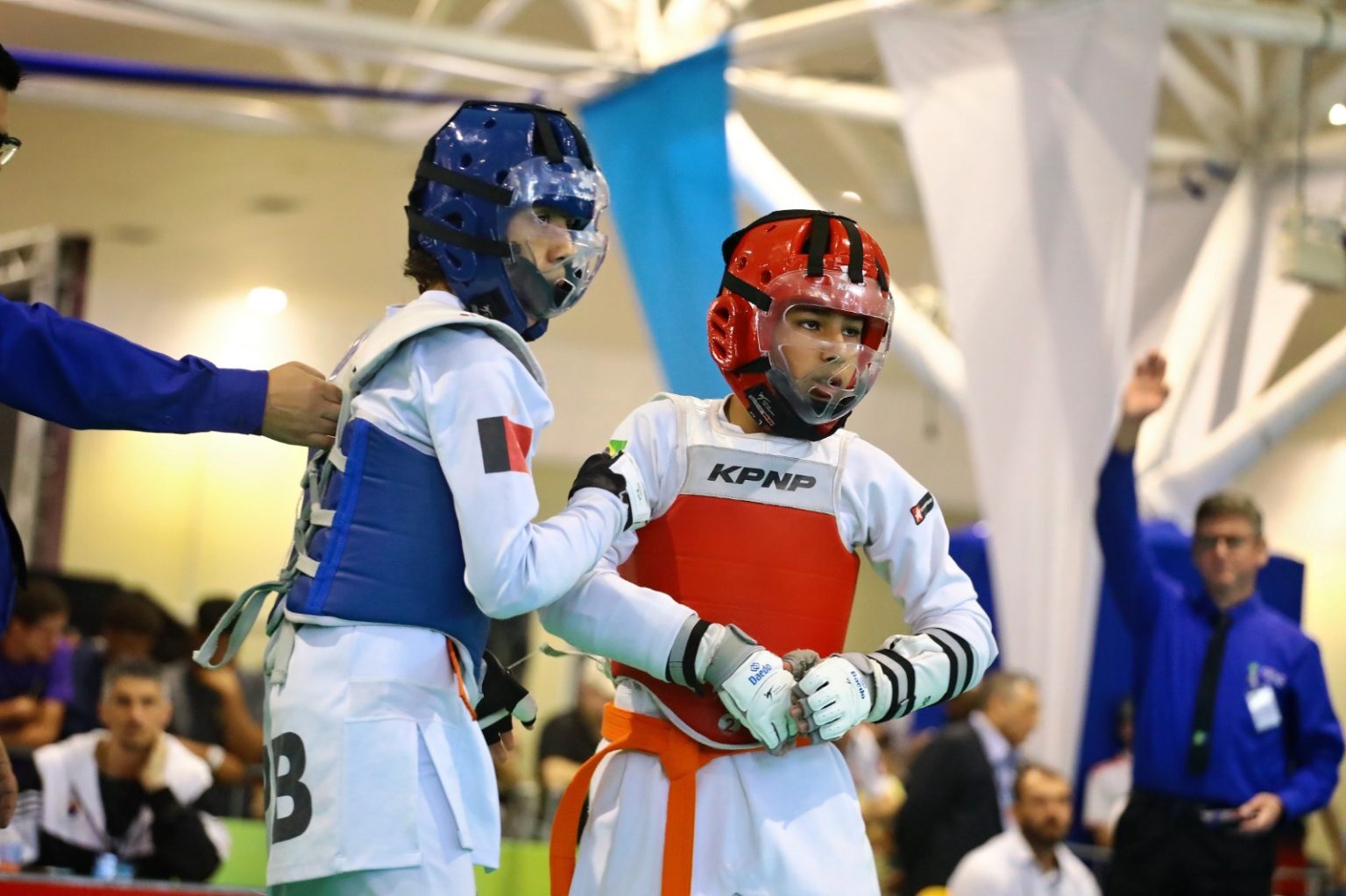 Lutadores de taekwondo em disputa pelo Campeonato Brasileiro