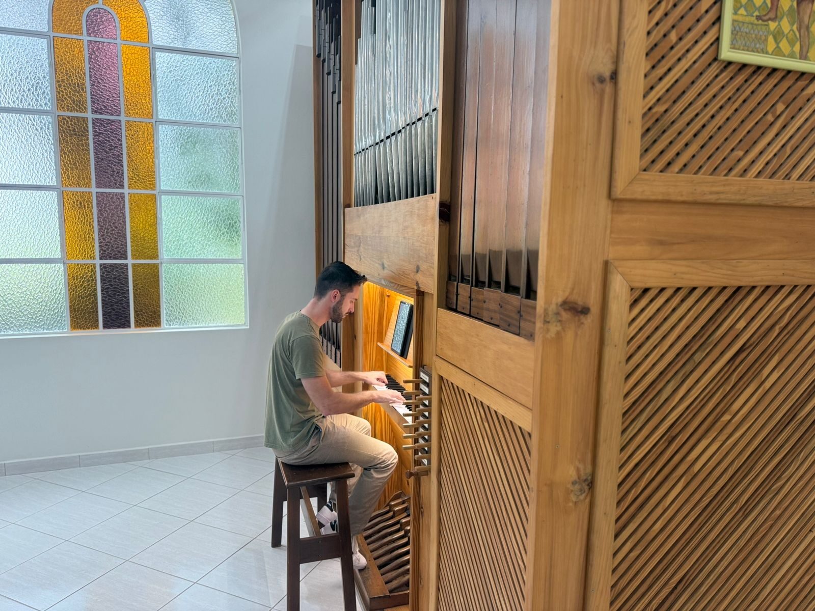 Músico tocando em órgão de tubos em Ponta Grossa