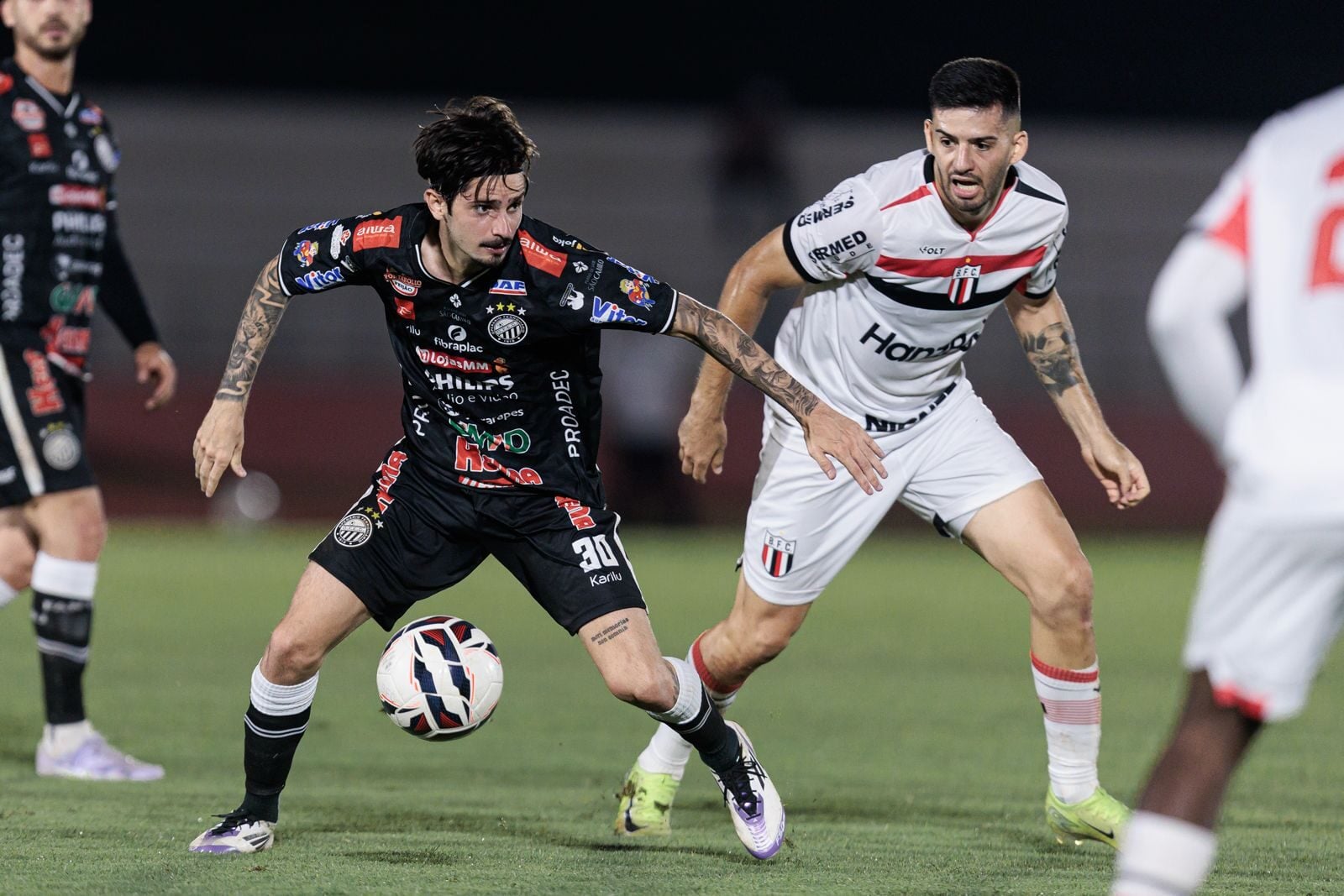Jogador do Operário disputa bola em campo com adversário