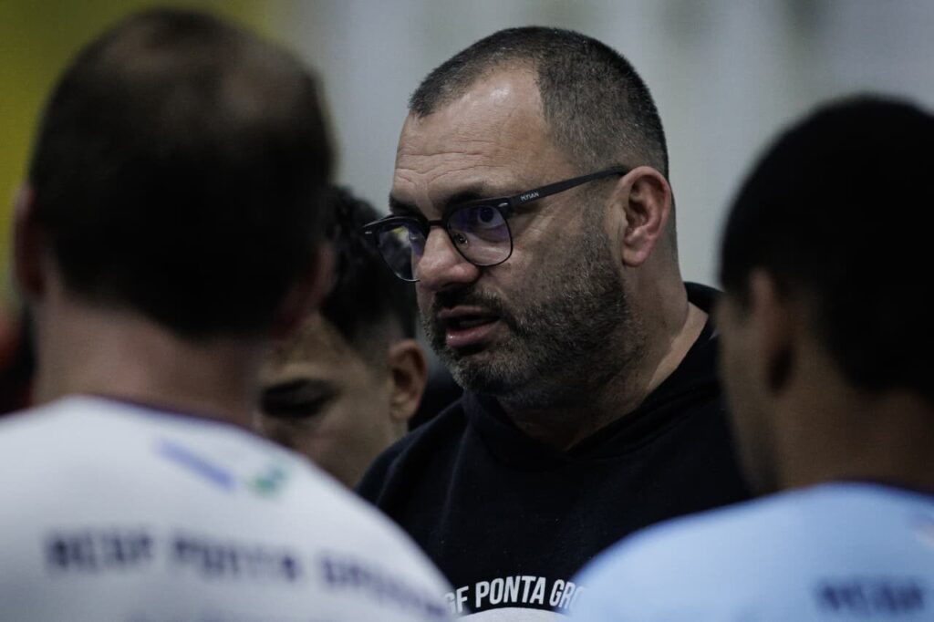 Treinador Soneca da ACGF orienta jogadores.
